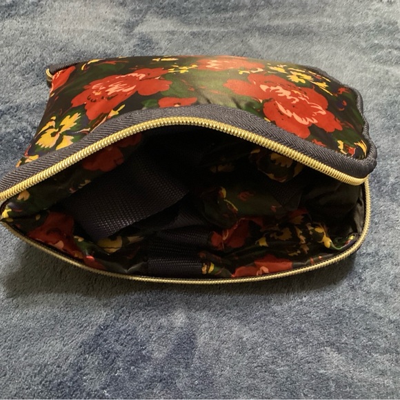 Stow-n-Go Expandable Travel Bag - Picture 4 of 14